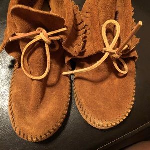 Minnetonka Moccasins Soft sole Fringe Boot size 1Y